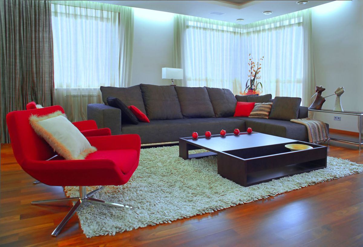 Pretty Red/Blue Color Contrast in a Living Room