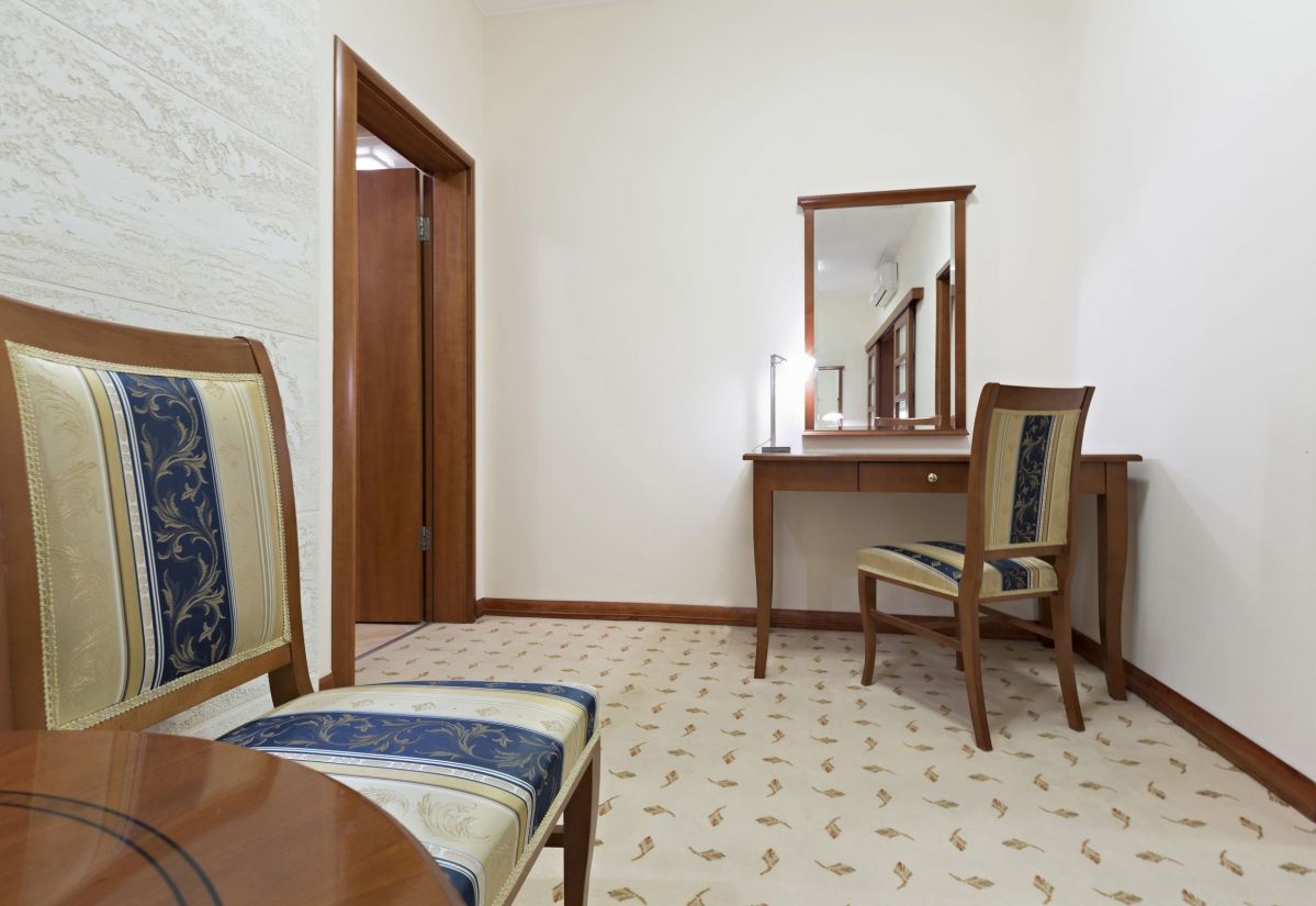 Illustrious Hallway Seating