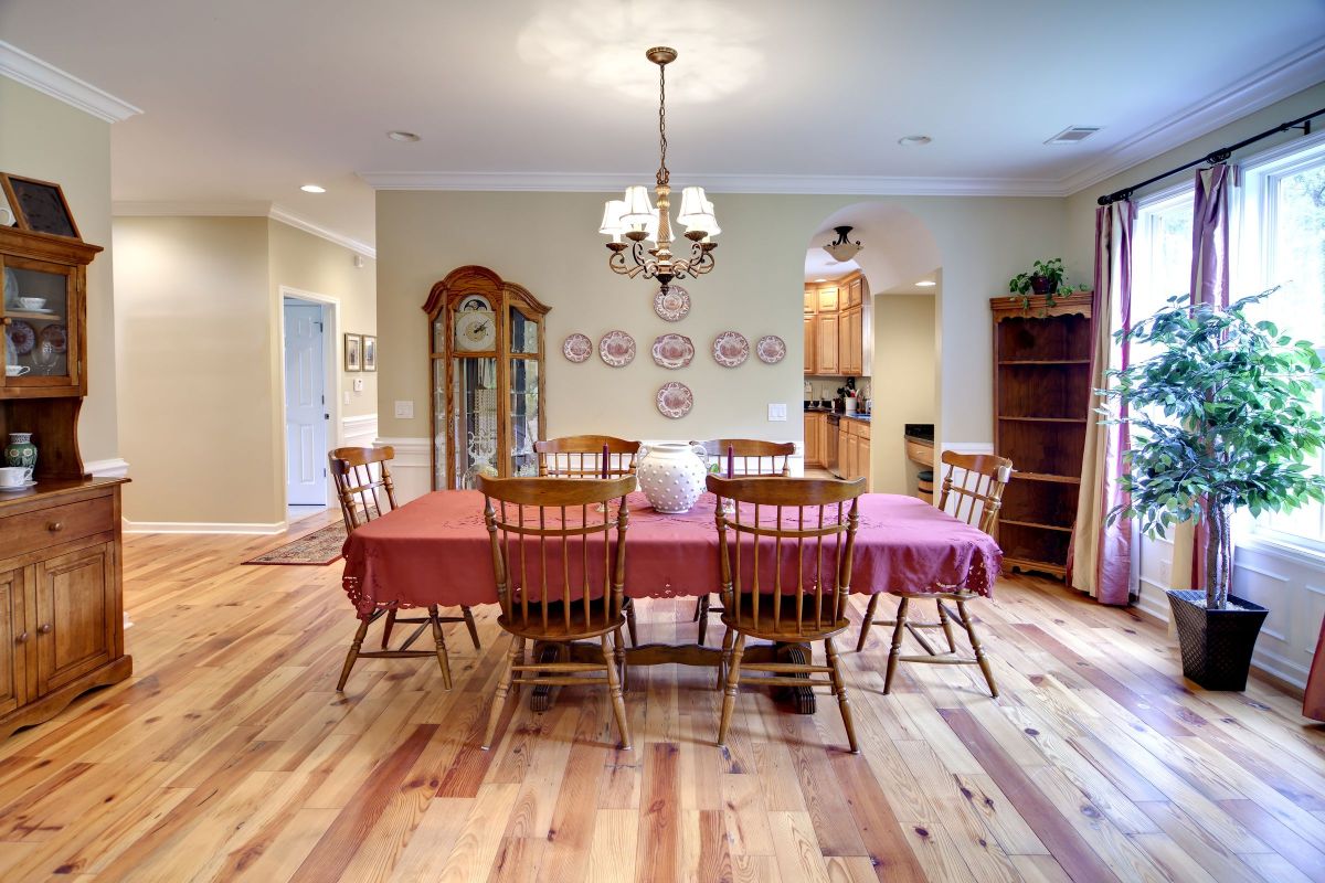 Pink Plated Centerpiece for a Dining Room