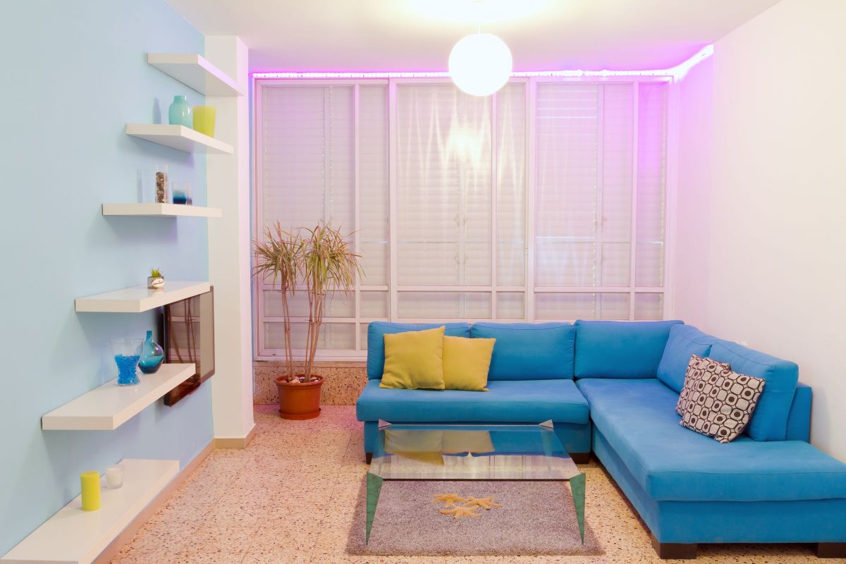 Extraordinary Bright, Livid Coloring Options for a Living Room Interior