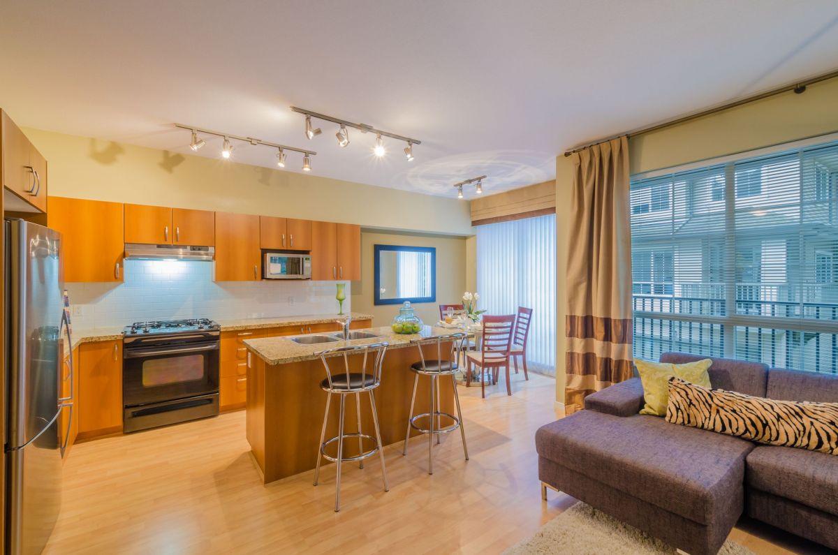Bright, Crisp Wooden Kitchen Cabinets