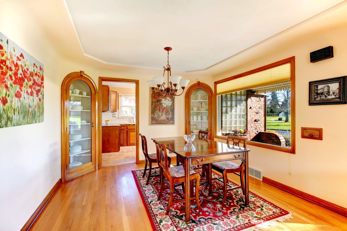 Classy, Regal Dining Room Table Set 
