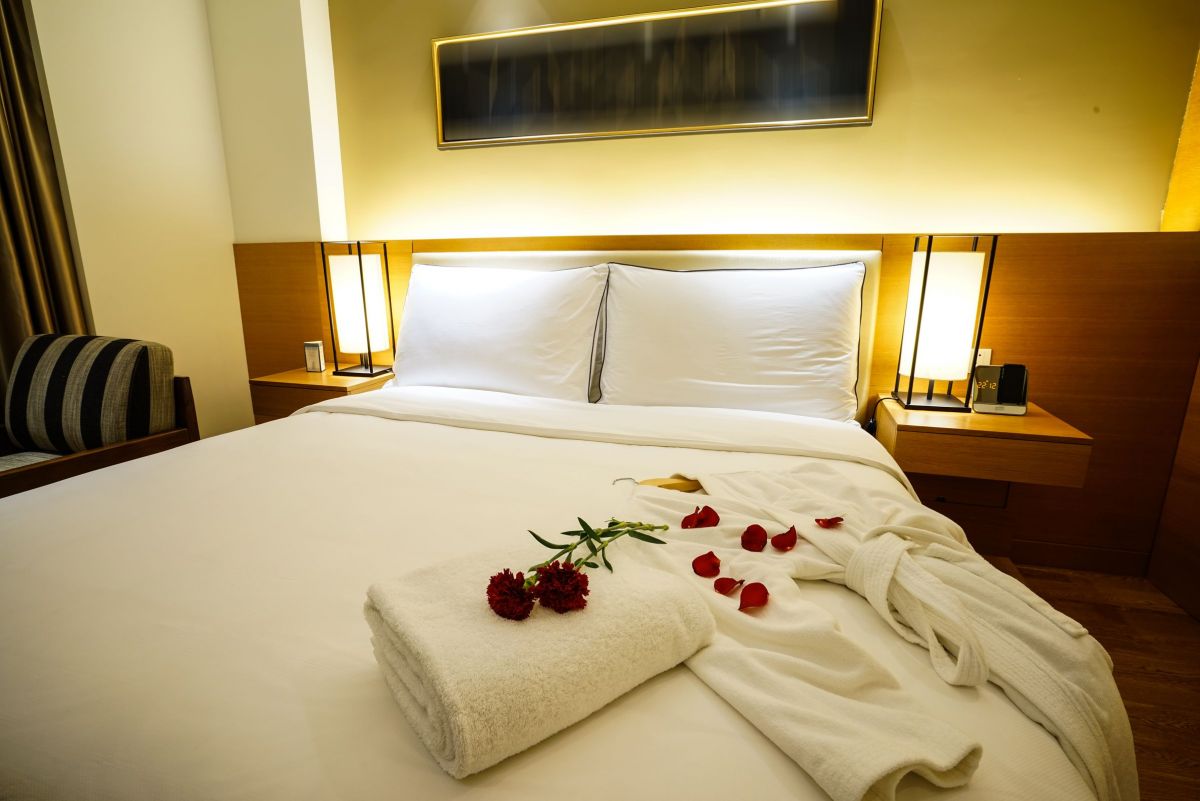 Romantically White Bedroom Bedding Options 
