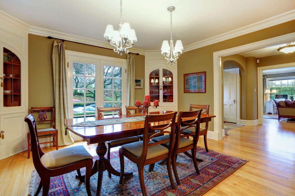 Regal, Fancy Style Ornate Dining Room Table Set
