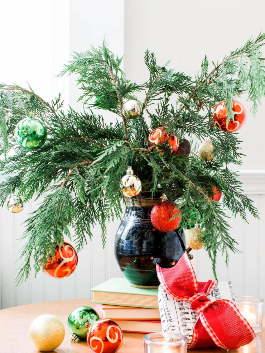 Use a vase as Christmas tree!