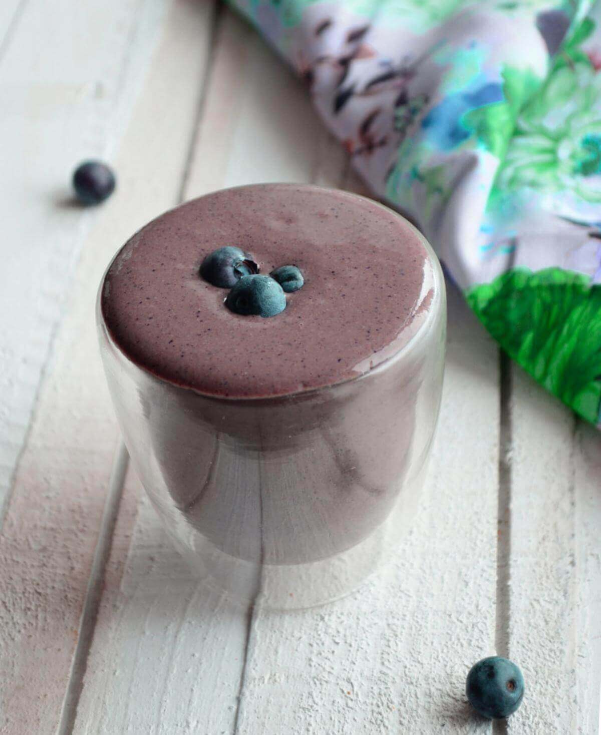 This blueberry detox smoothie is tasty, healthy, and a great way to start your day!