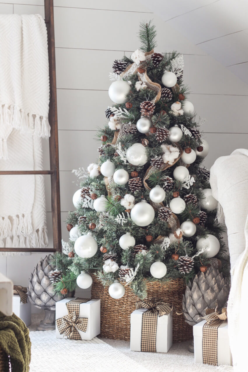 Farmhouse decor can also be incorporated on the tree!