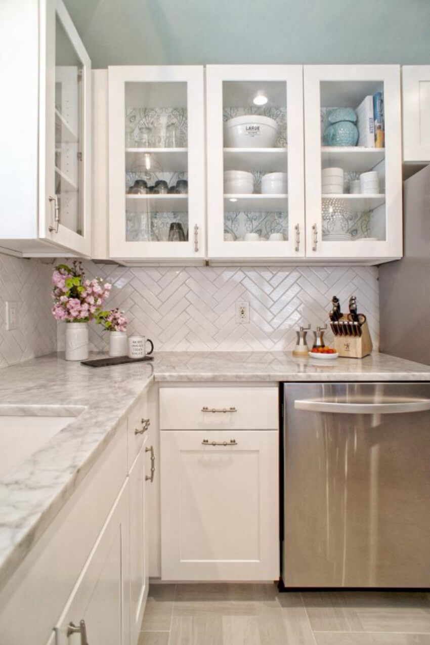 White subway tiles with dark grout is a perfect yet simple balance.