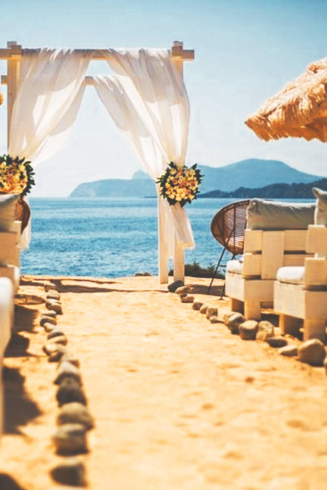 The perfect wedding aisle for a wedding at the beach!